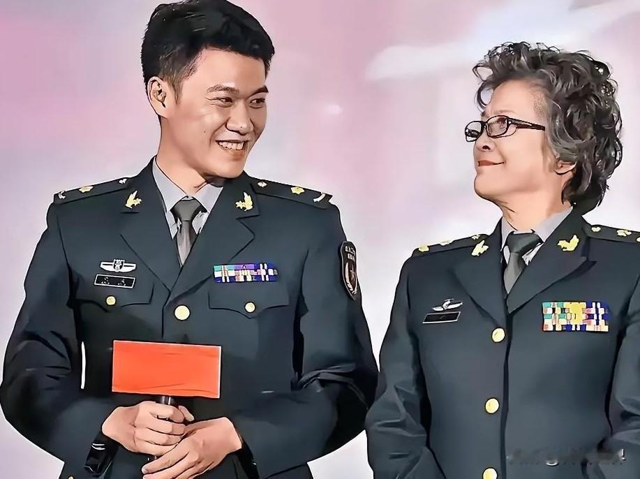 姑姑和侄子从血缘上是不是比外甥更亲。宋春丽的侄子也是演员，姑侄俩一起走红毯，上舞