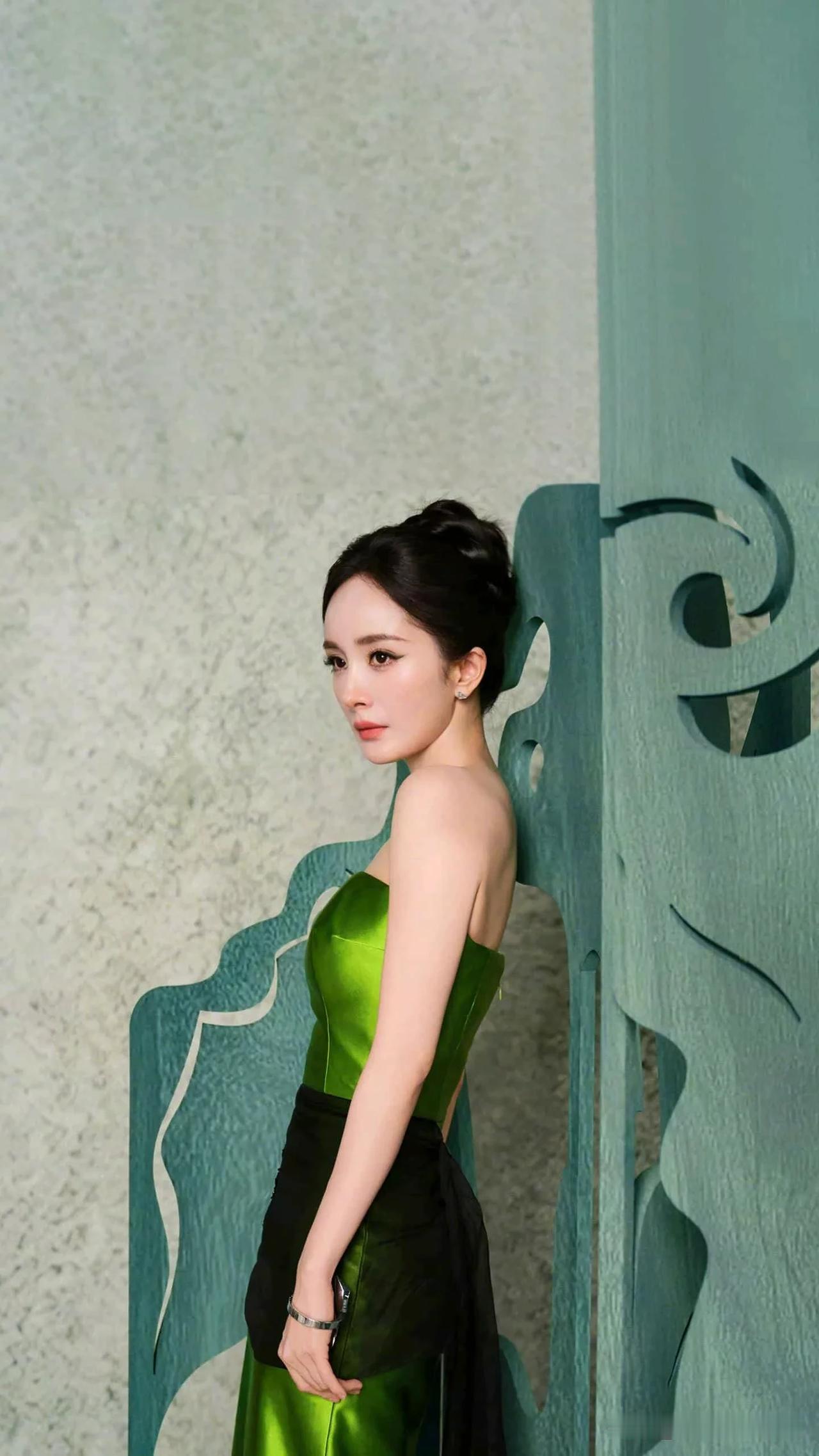杨幂摆弄土豆玩创意，唤醒《仙剑三》童年回忆。