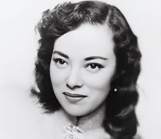 1945年，日本战败后，李香兰因汉奸罪被判处死刑。可是就在枪决前，她突然伸出双手