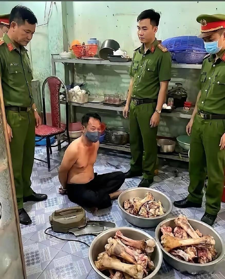 眼看过年了，家家开始备年货，准备过闹热年。
杀猪宰羊、薰腊肉忙得不可开交的，可是