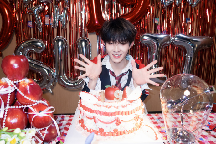 苏新皓问粉丝想看他吃什么 苏新皓问粉丝想看他吃什么 是超级宠粉的小苏呀，大家想在