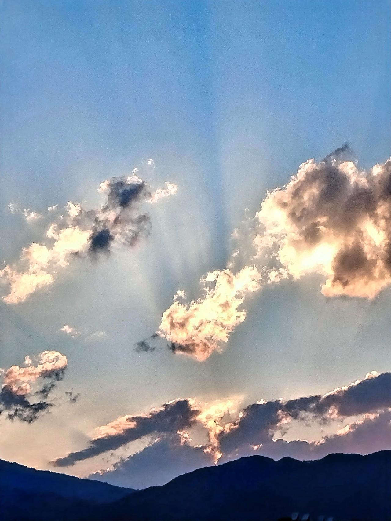 夕阳西下，晚霞映射浮云，幻化出梦幻的景色。