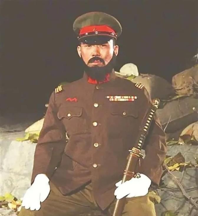 1938年，一个中国老兵发现日军阵地上，有个东西一闪一闪的，老兵毫不迟疑，对着那