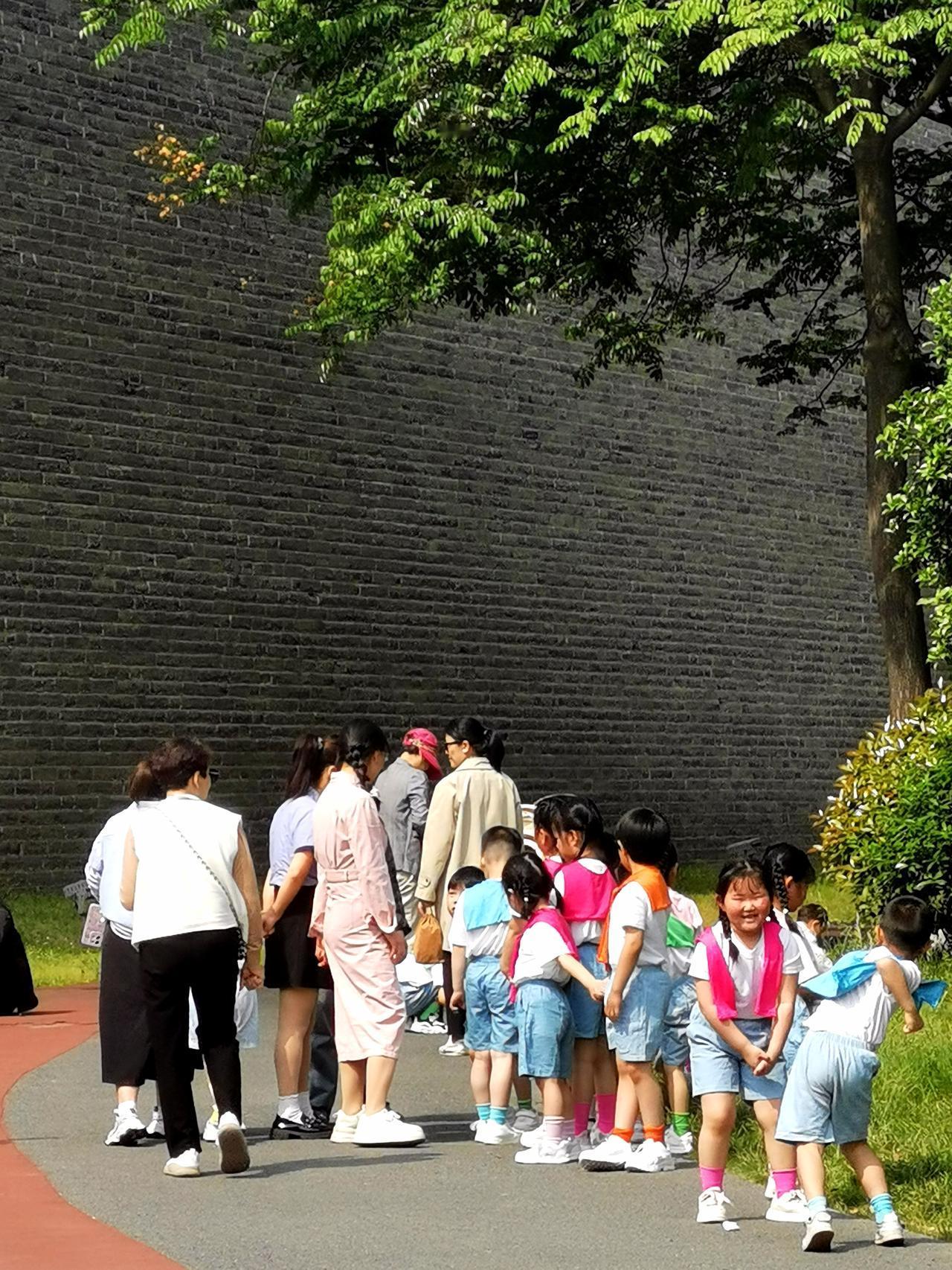 城墙公园里的童趣晒图笔记大赛
公园里的小孩子 童趣游玩 童趣拍照打卡 城墙上的春