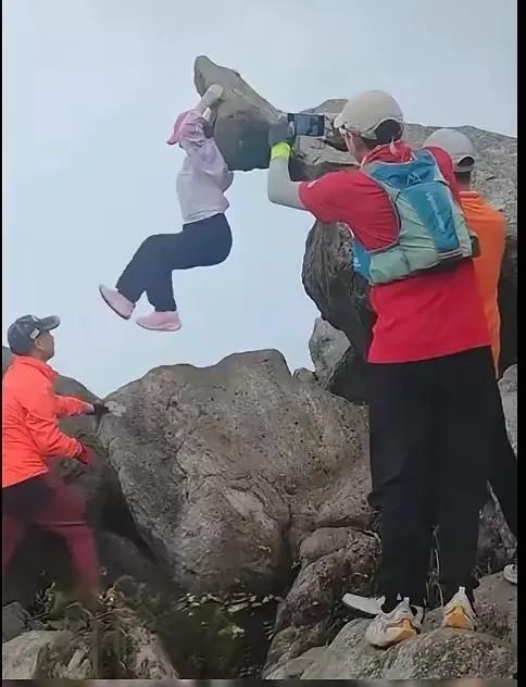 在那高耸入云的山顶之上，一位年轻的女子，满怀着对美景的向往和对冒险的热情，毅然攀