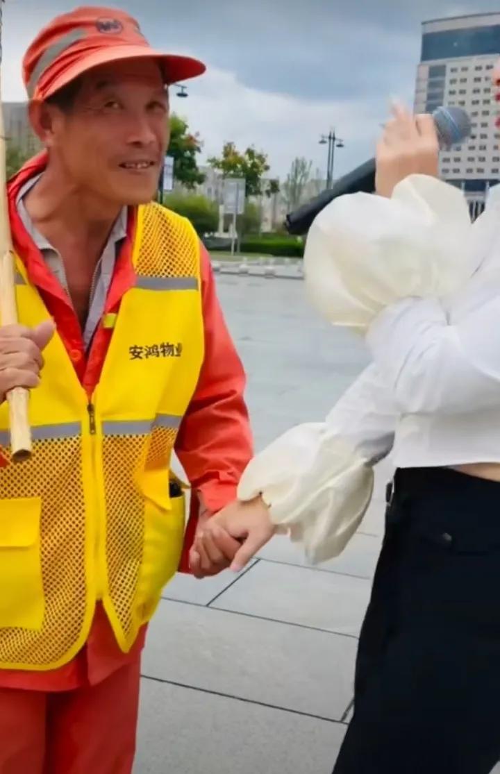 工地大叔与白领手挽着手，甜蜜的瞬间就此定格。美妙的歌声，唱给底层劳动人民听，果真
