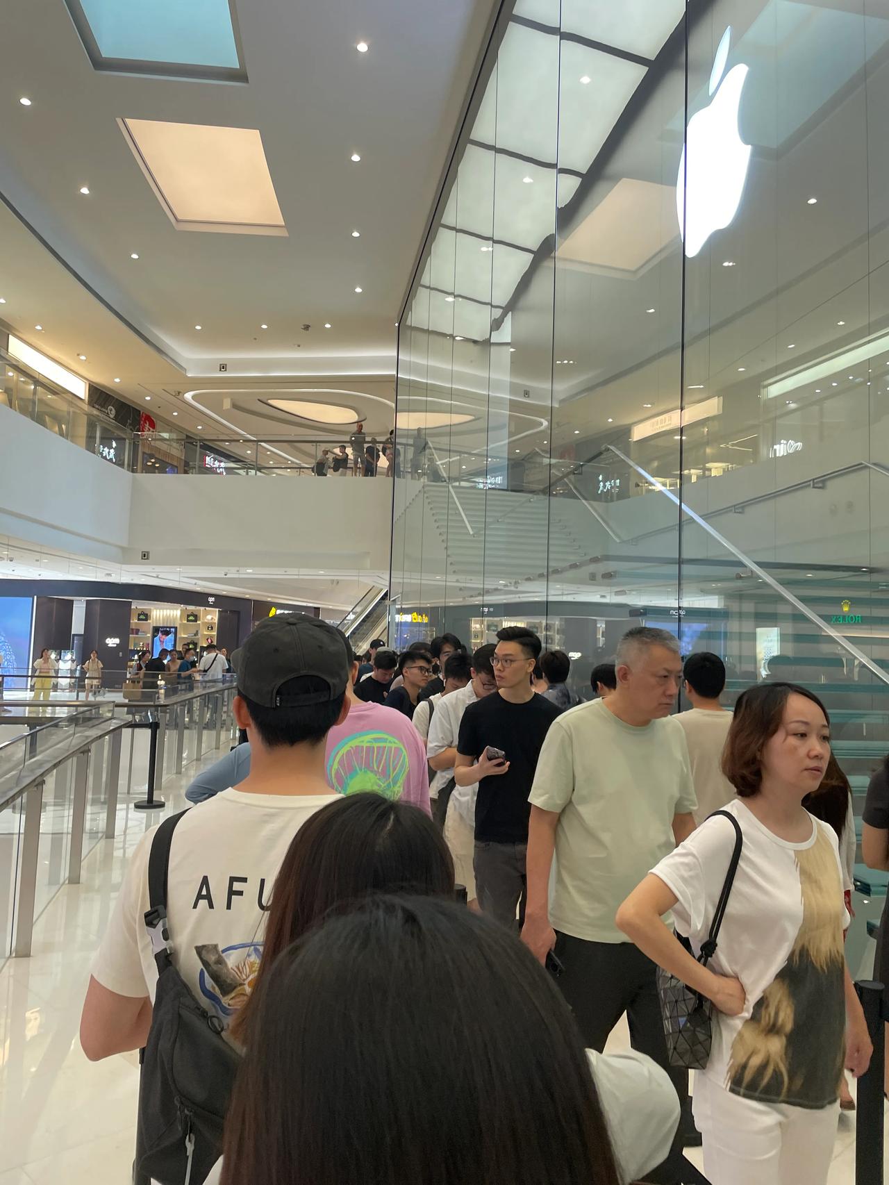 周末的苹果店果然爆满了[捂脸]都在喊“遥遥领先”，结果iPhone15一开售，苹