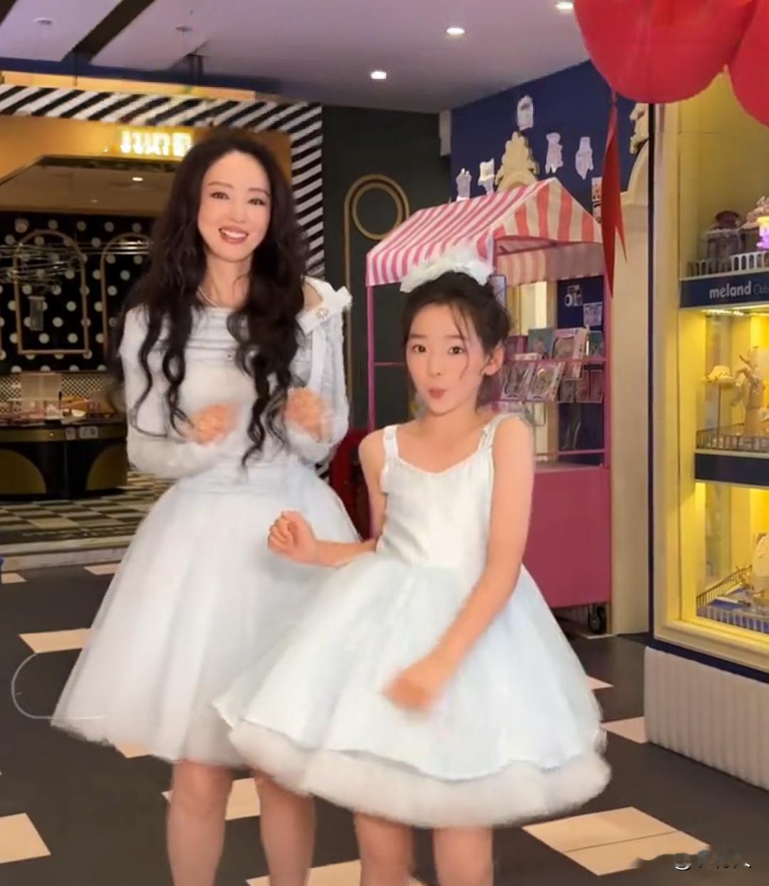董璇女儿“小酒窝”又获奖了，参加中韩国际声乐大赛一等奖。拿下30万韩元奖金，在决