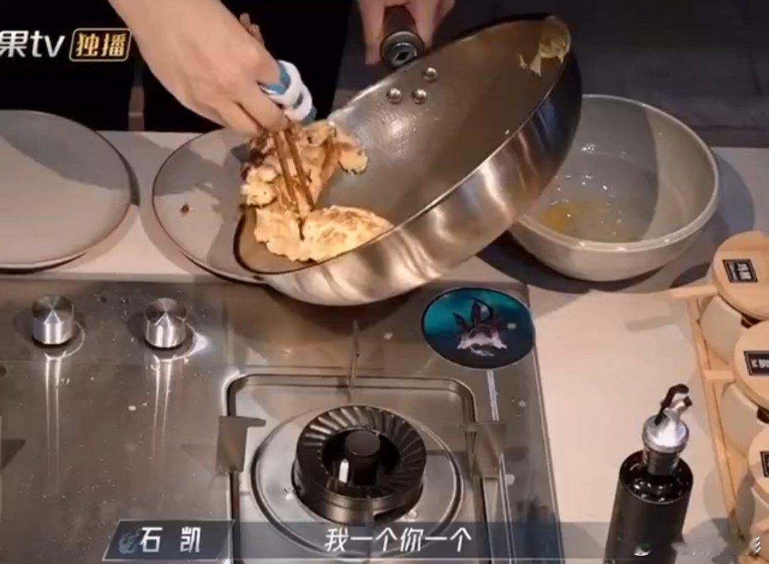 #石凯把早安养的很好##披荆斩棘# 石凯：'你一个，我一个'，这画面甜到齁，早安