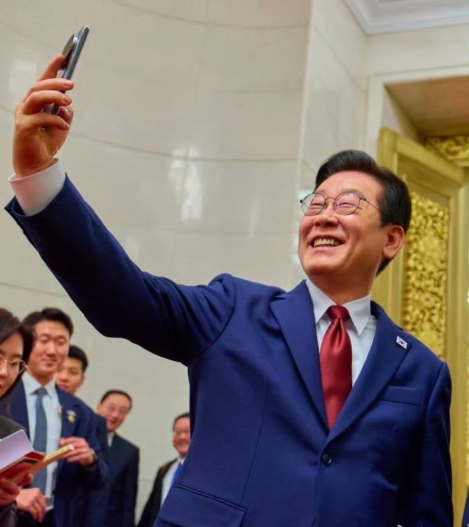 还自拍 玩开心了有网友说用三星屏的小米手机，会办事儿李在明自拍你知道是哪个型号的