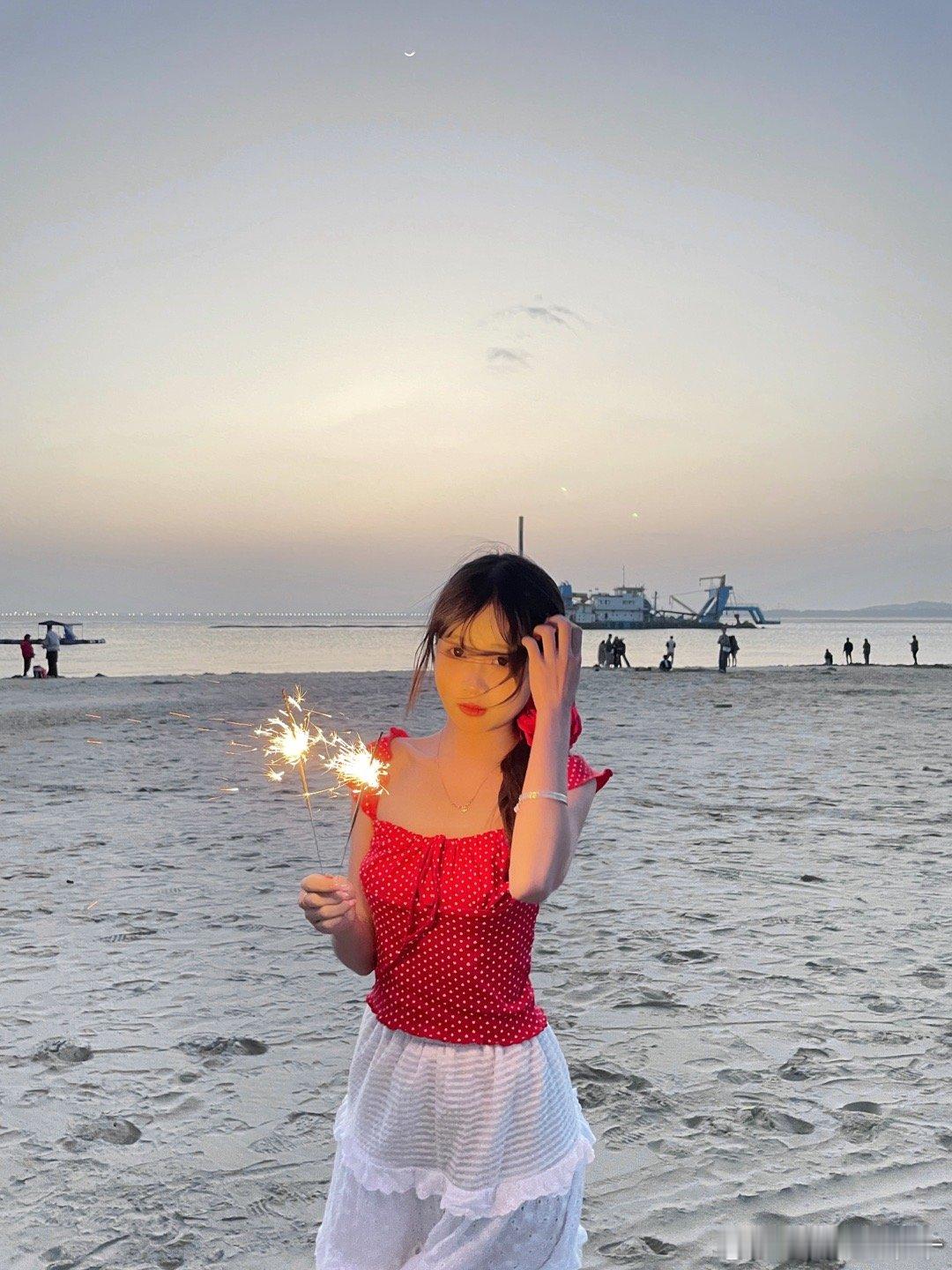 人总是无限接近幸福的时候最幸福🌊🎆🌇  ​​​