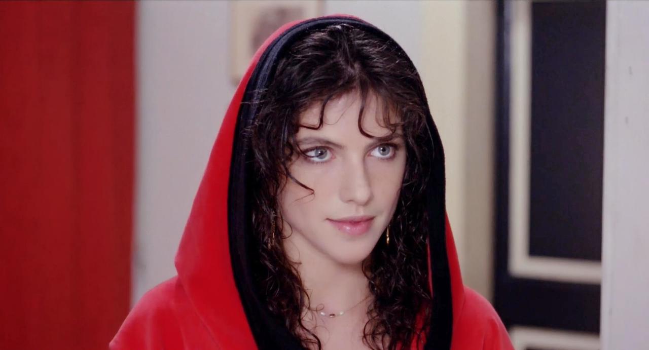 意大利冷门女星：克里欧·戈德史密斯
她长得好像一只慵懒的豹猫
眼睛好看嘴唇好看身