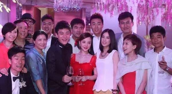 真没想到，黄圣依初恋竟然是贾乃亮。李小璐知道了估计要气吐血。
两人当时是北京电影