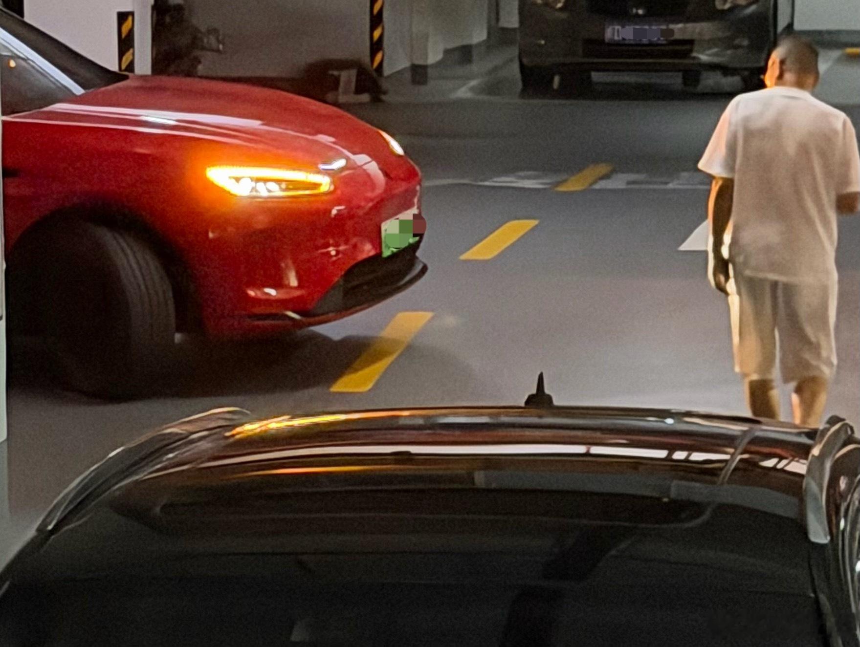 这哥们用离车泊入系统，很潇洒就走了，可能是车位有点坡，他本能不放心回头看了一眼，