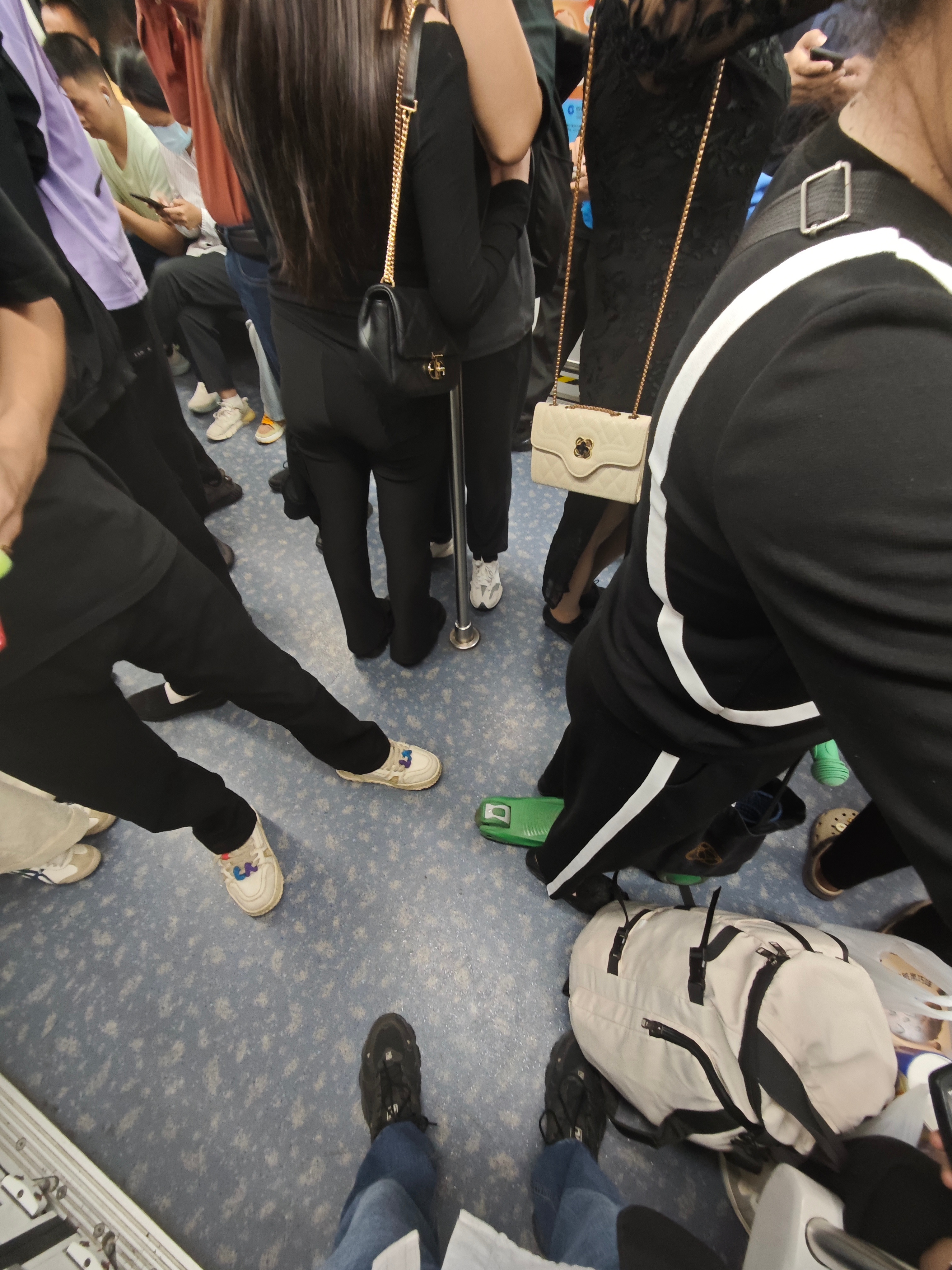  关于色彩心理学，我最近有很多观察和思考，比如汽车，身边的白色汽车明显多了起来。