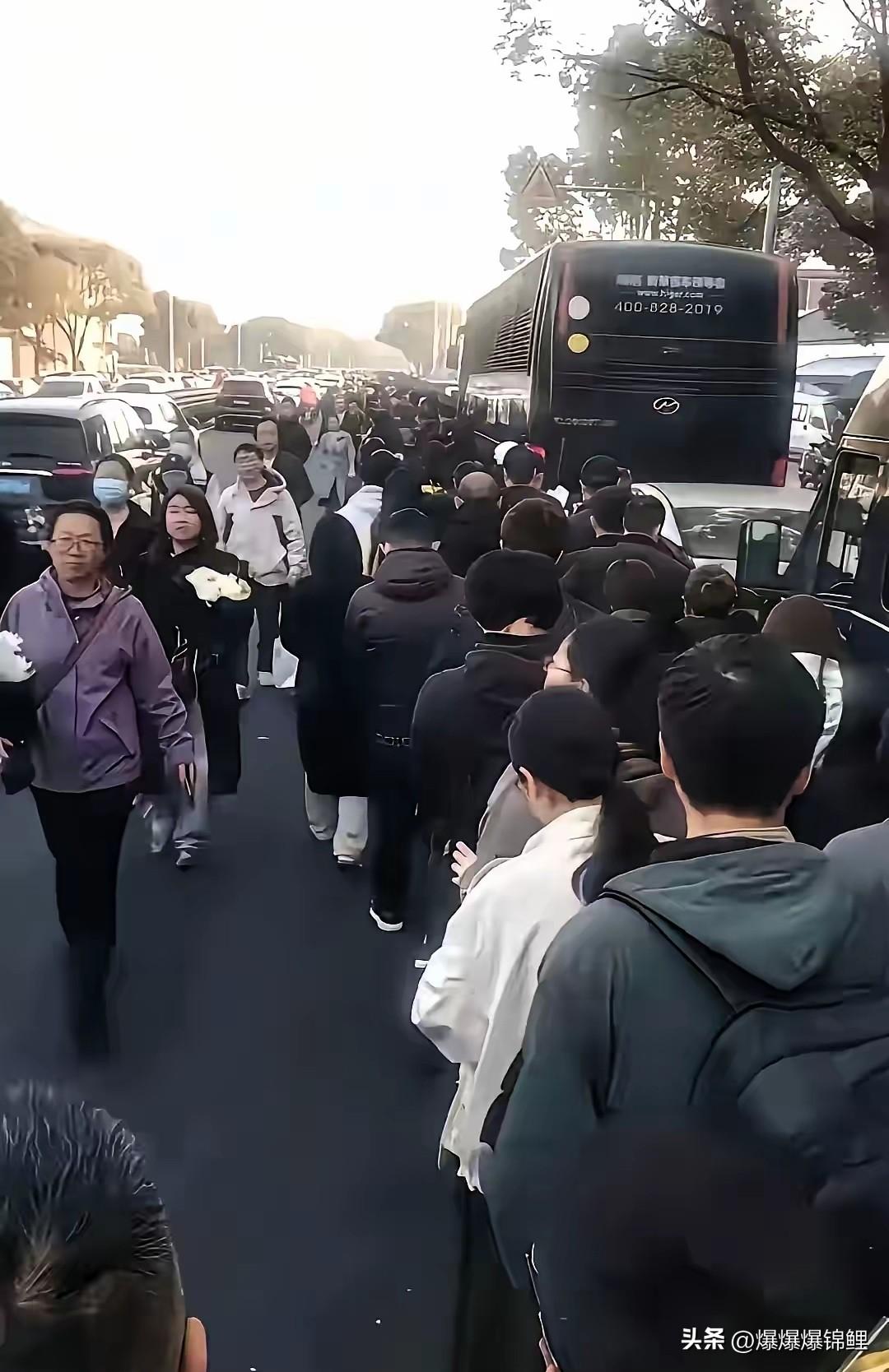 连一向挑刺的《纽约时报》都罕见低头了。

面对苏州这场全城泣别，外媒也只能乖乖写