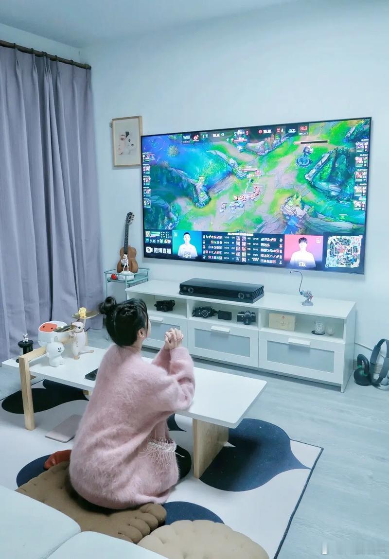 家人们，你们说是电视不好看还是手机更好玩了我觉得还是现在电视内容服务做的不如手机