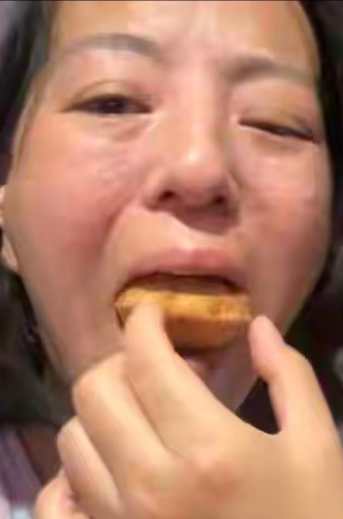 东北网红丹丹才回印度夫家几天啊，模样就变成三嫂了。
真的是一方水土养一方人
