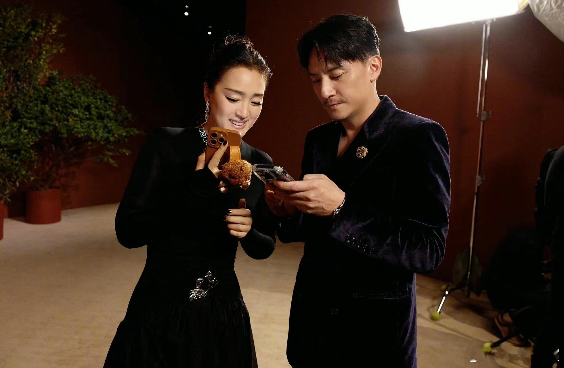 #巩俐张震再同框# 巩俐时隔20年再同框，老友重逢梦回《爱神之手》，两人塑造的经