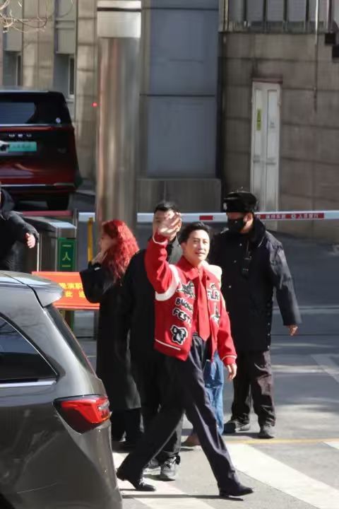 和偶像最近的距离，不是签名照，而是同款车！2月14日央视春晚备播录制，胡兵、王阳