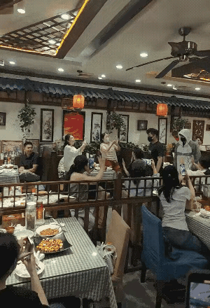 天呐，6月20日中午王大头吃午餐又被围观啦！[大笑][捂脸]
就像兰州人外出一段