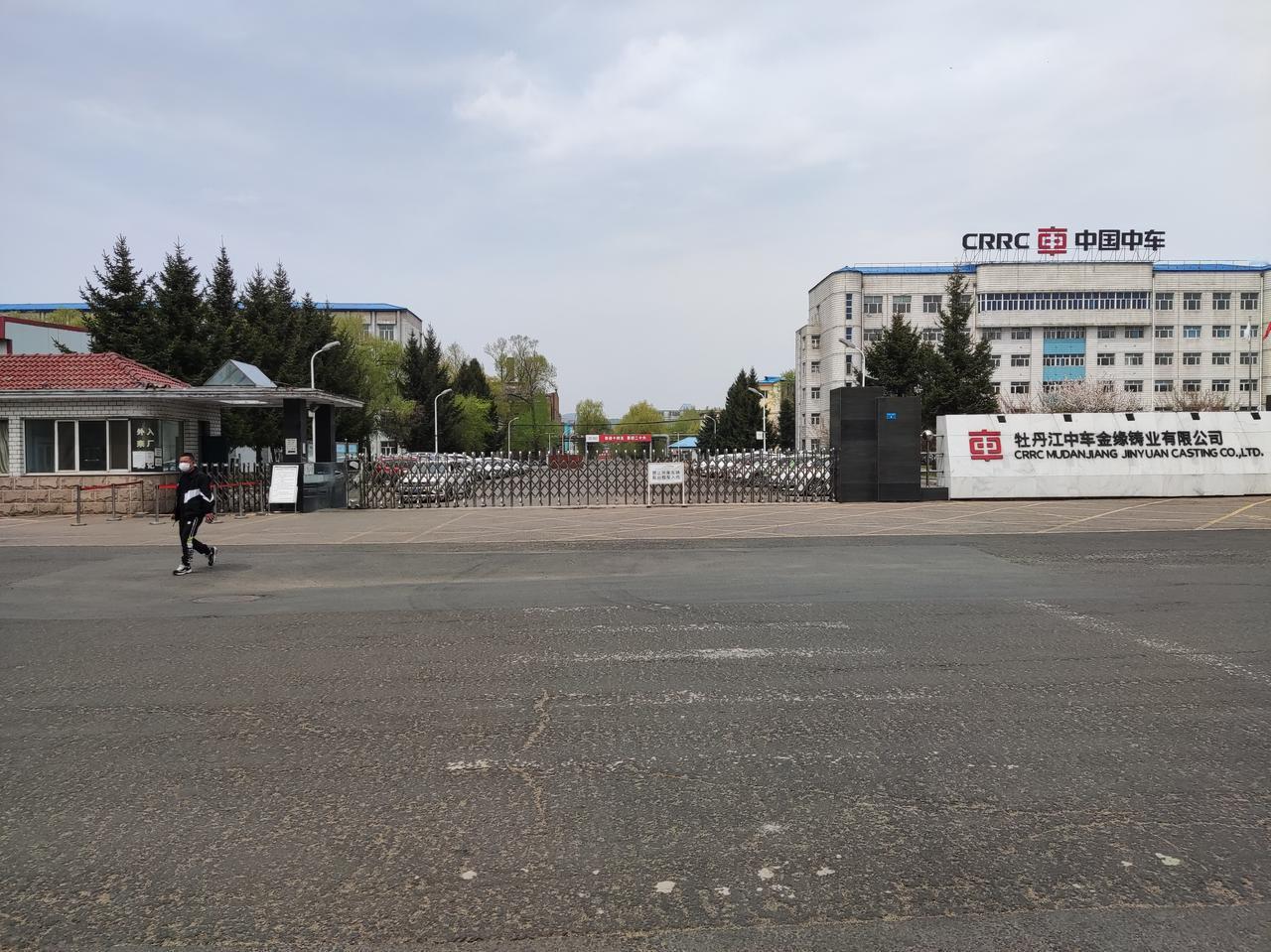 谷雨时节，远山近树都晕开了萌萌的翠绿，人们在田垄间播洒着春日的希望，整座城都浸在