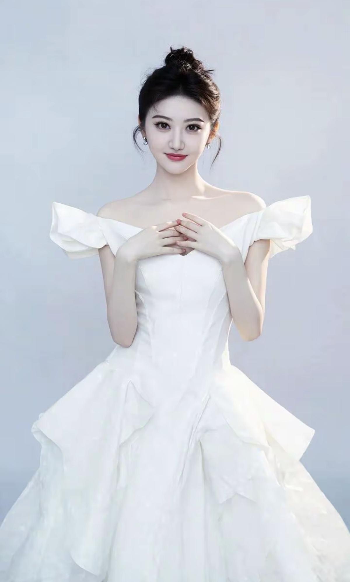 景甜这一身白裙造型也太像公主了吧！一字肩的蝴蝶结设计+蓬松裙摆，甜度直接拉满[比