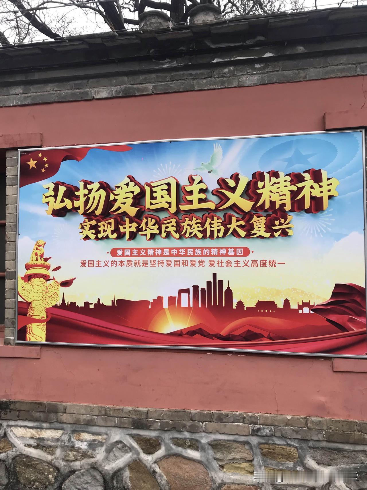 唯有牺牲多壮志
敢叫日月换新天