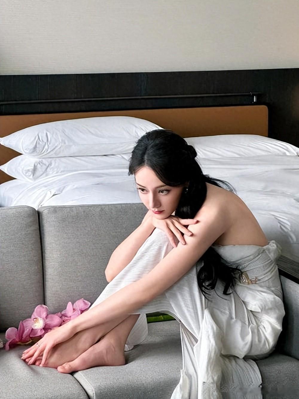 家人们！内娱“吃货界顶流”迪丽热巴突然传来“惊天噩耗”——这位在综艺里抱着烤肉不