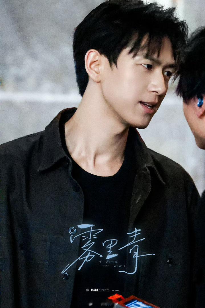 李现雾里青老头衫造型路透李现孟弗渊手臂肌肉线条 哦哟哦哟，就是说李现这是没把咱们