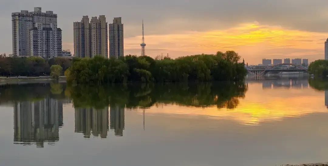 丈母娘炒完菜把锅刷得锃亮才肯上桌，我们喊破嗓子她也只回一句你们先吃。
我数过，她