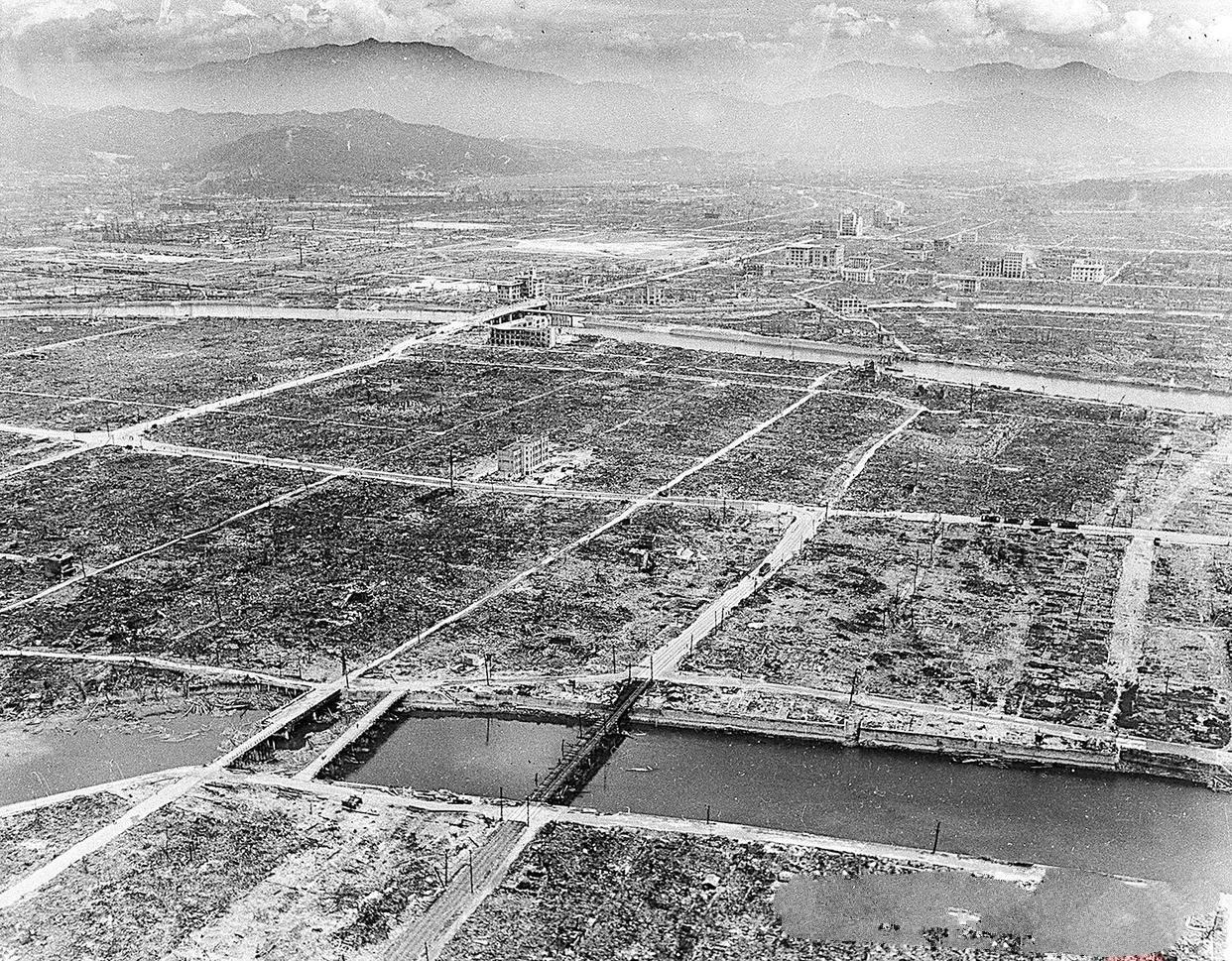 原子弹究竟有多可怕？下图是1945年日本广岛原子弹爆炸后的照片，当时广岛上，除了