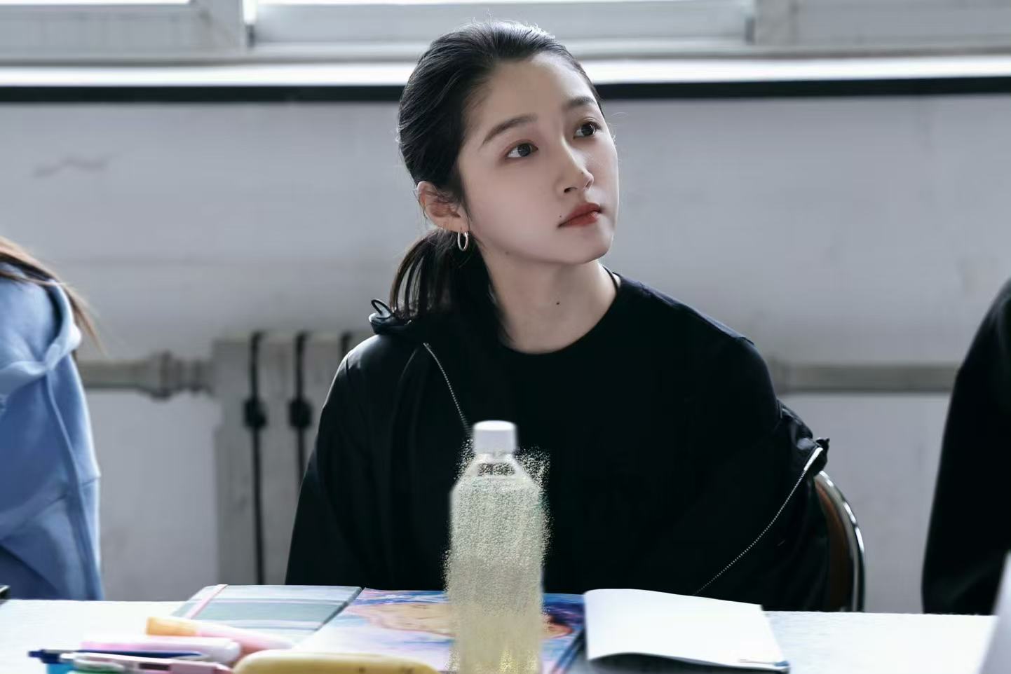 关晓彤工作室发了剧本围读照关晓彤新剧剧本围读关晓彤工作室发了剧本围读照关晓彤