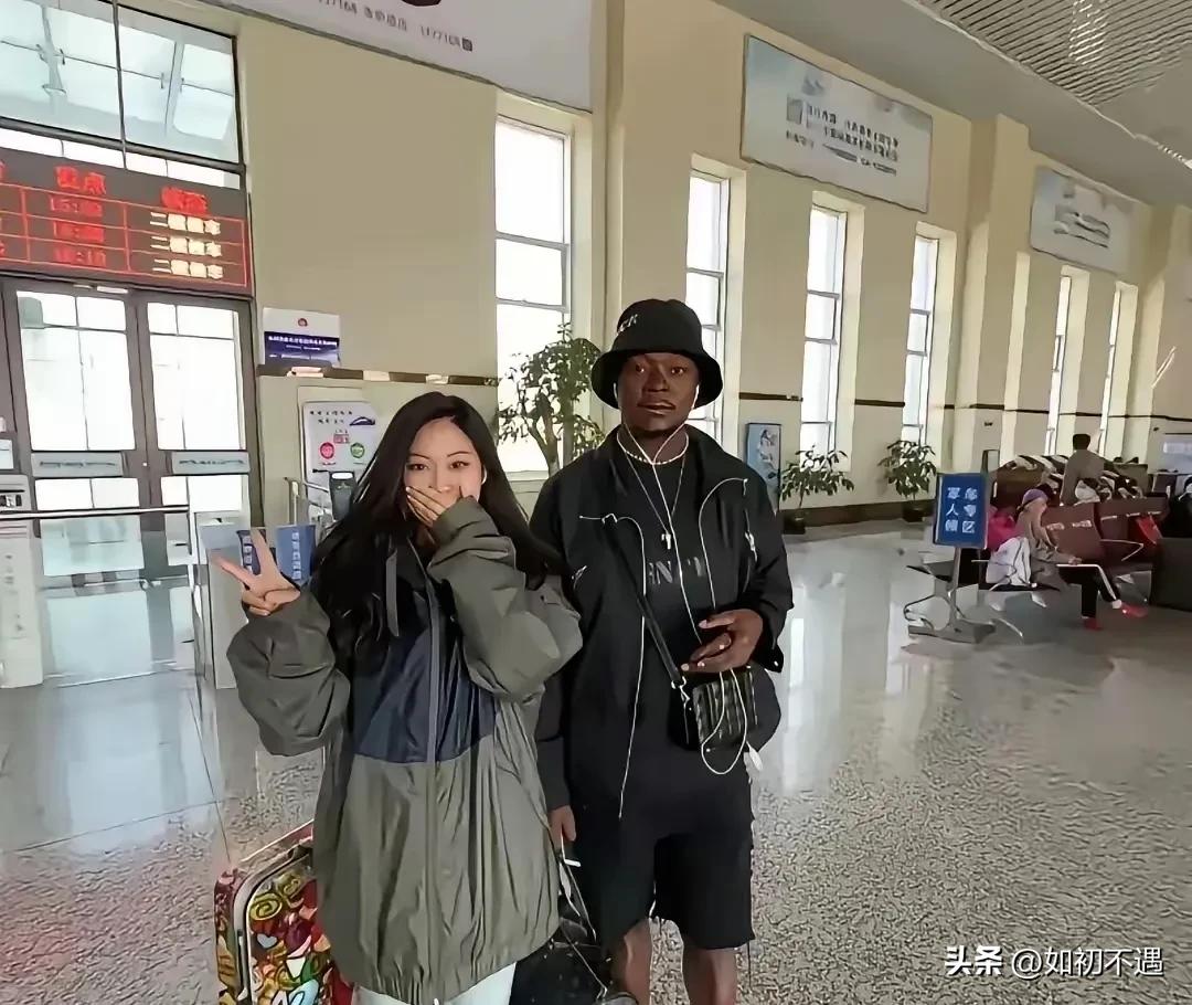 今儿个闲来无事刷着手机，冷不丁被个画面给“击中”了！画面里，一个中国女孩那叫一个
