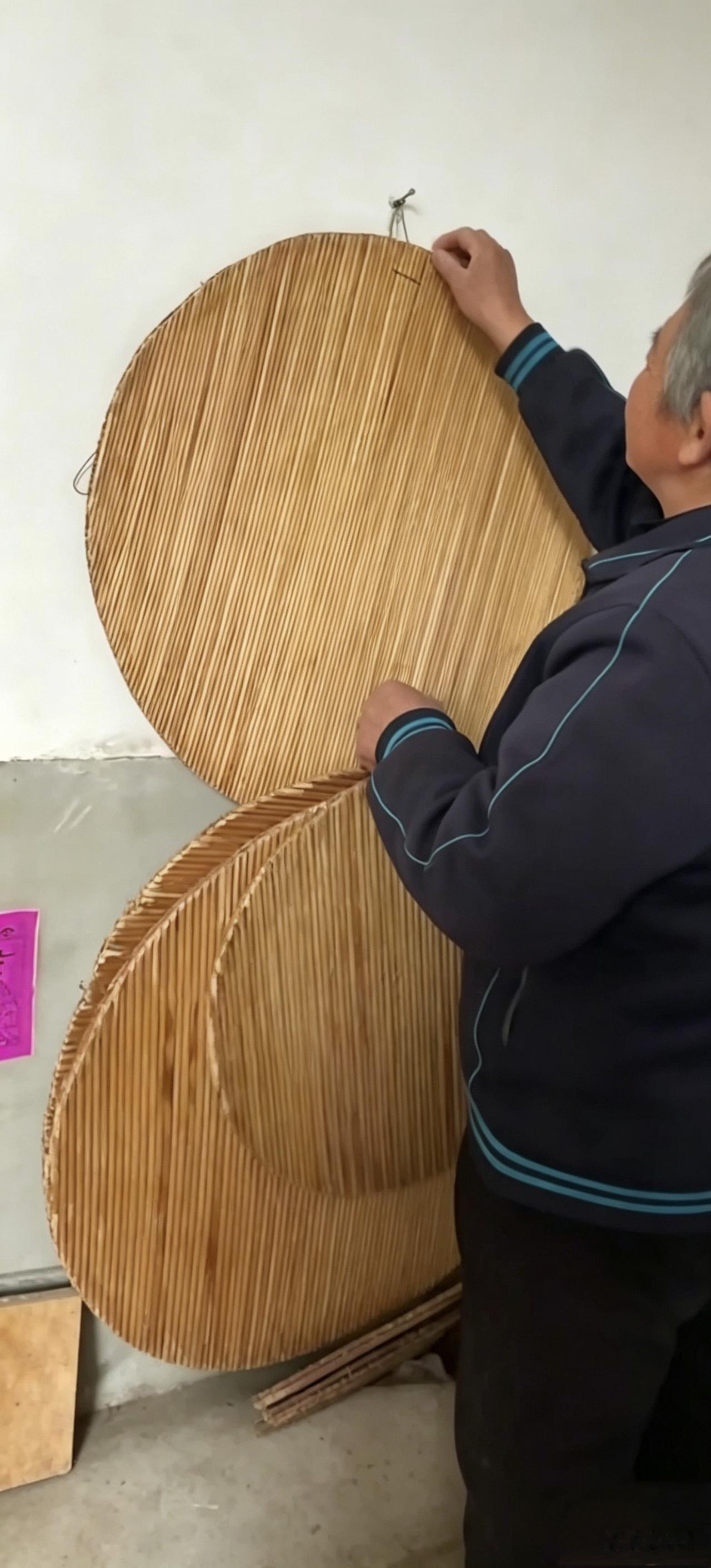 王常输大姐勤劳朴实善良，而且还有一双能干的巧手。

瞧这用高粱杆做的盖帘多精致，