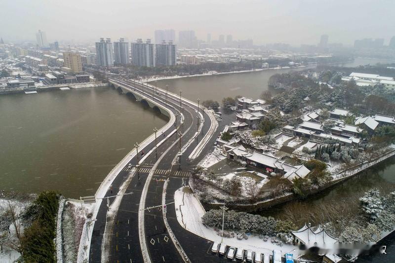 泰州暴雪突袭！三重暴击+结冰预警，出行必看

今早推开窗，泰州已被皑皑白雪覆盖！