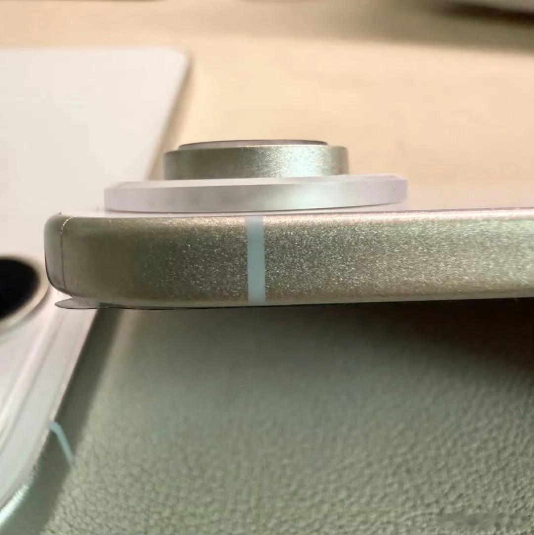 据说这是iPhone17e的摄像头，凸起这个样子，感觉上下不平衡，有多少人能够接