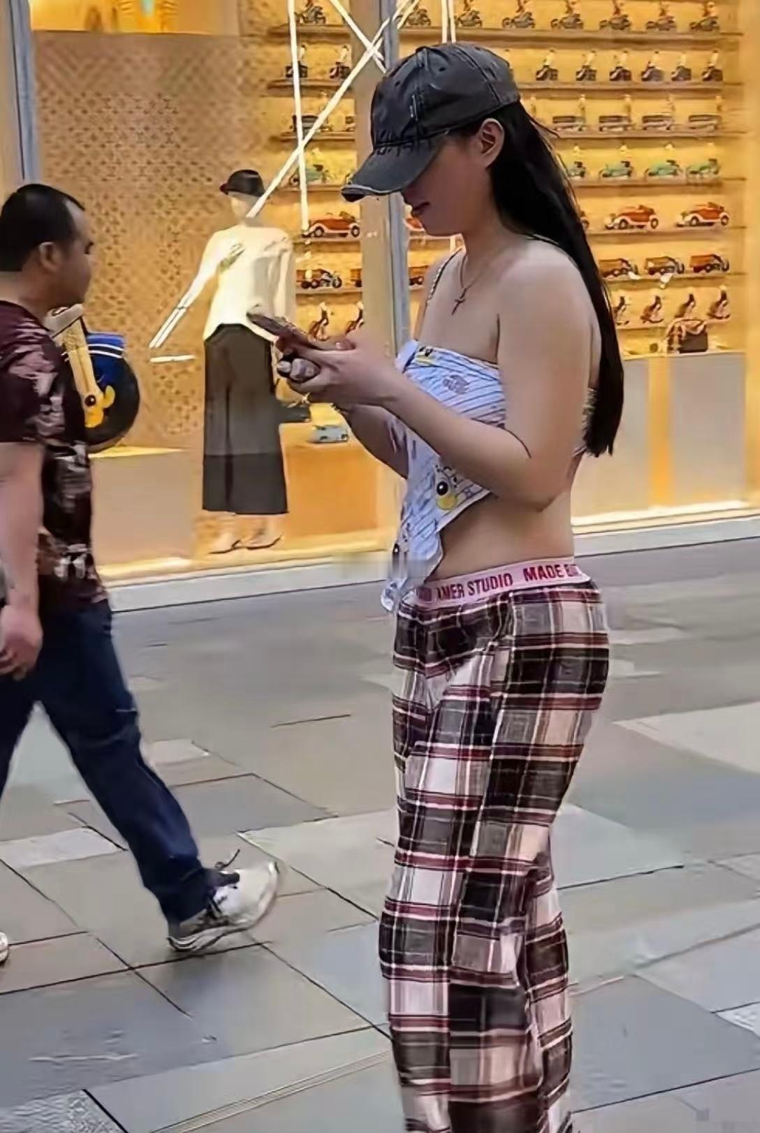 现在的年轻人是真敢穿啊 
