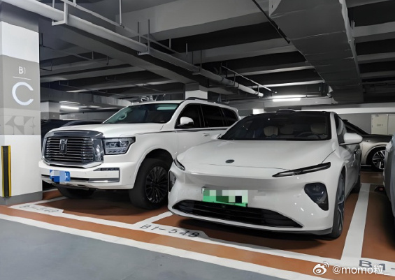 有种痛苦叫邻居买大车 所以自动泊车真的很重要，尤其是现在车越来越宽，但是停车位的
