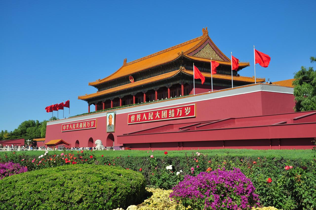 北京是土，中庸、大气、深沉，具有历史文化的厚重与宏大。

上海是水，清冷、细腻、