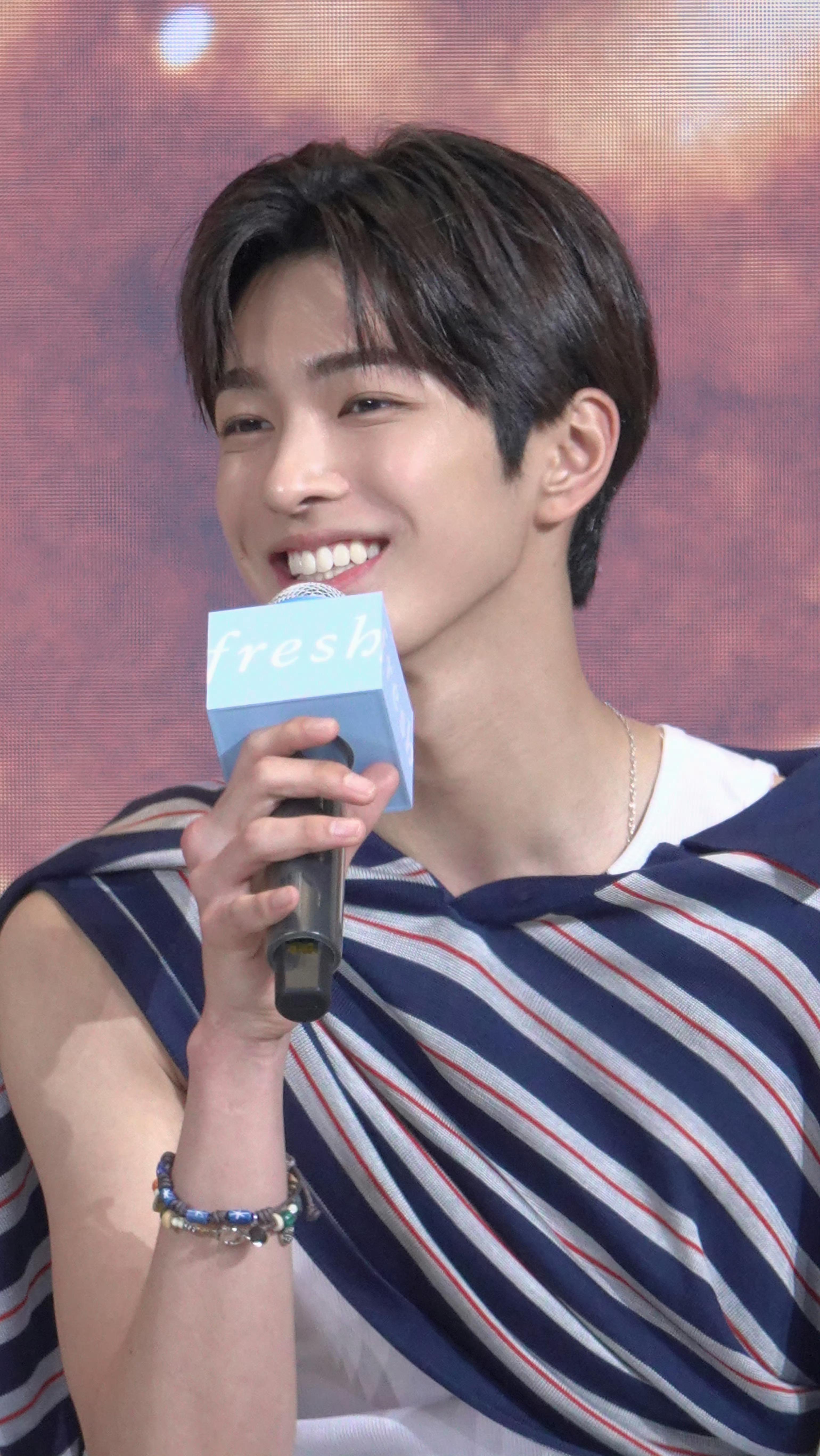 从哪儿找笑起来这么甜的男孩 