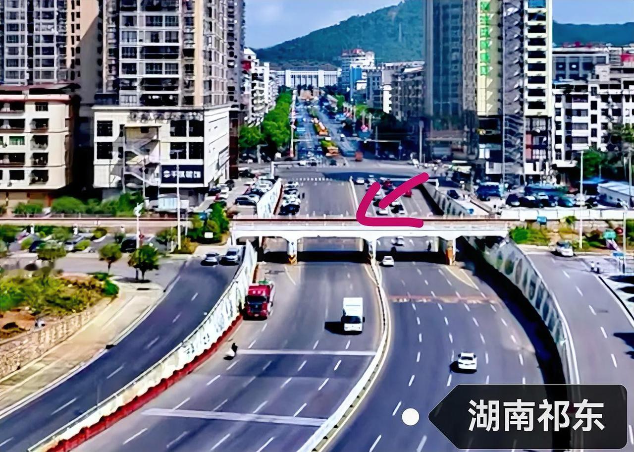看看祁东县的这条路，上是铁路下是沥青路，由于地形高低不平衡，这对一旦长期下大雨带