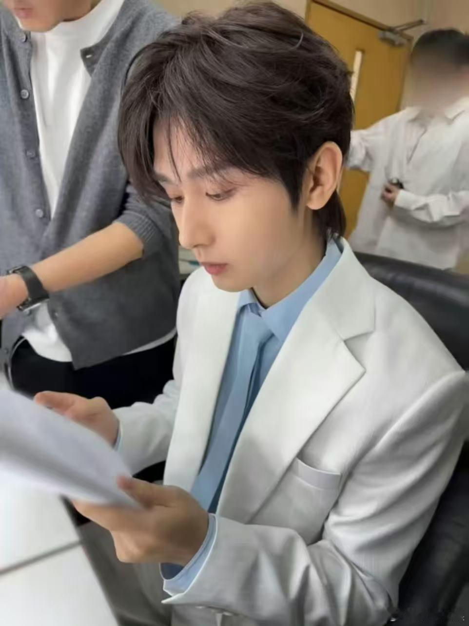 成毅白西装live成毅西装live成毅白西装live，帅，