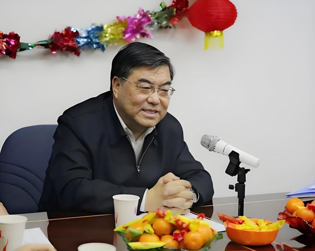 刚刚刷到在北京水利部门工作的老田上了热搜，好奇看了下他的履历，他是70年代的大学