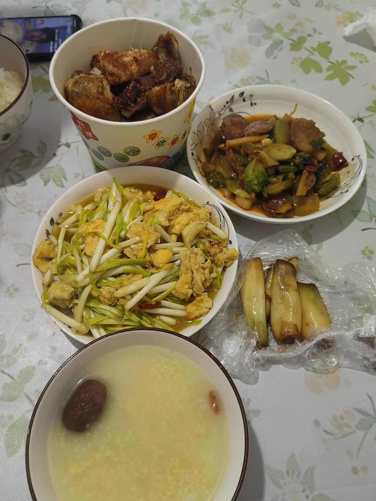 在我们老家吃粥说喝稀饭，我平时比较爱喝小米粥。