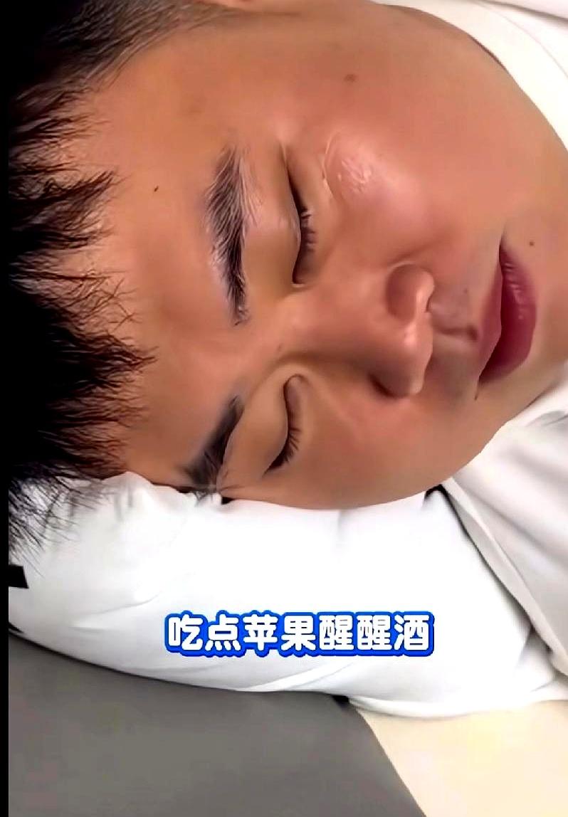 土豆放水里准备第二天炒片，结果一转眼，被喝多的老公当成苹果给啃了。
更离谱的是，