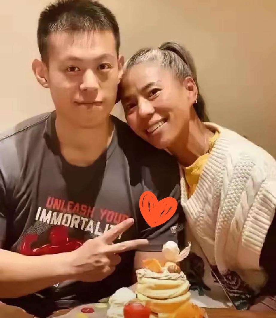 在上海，有一对伴侣的故事，因为年龄的“非常规”而屡屡成为话题。男方是33岁的李阳