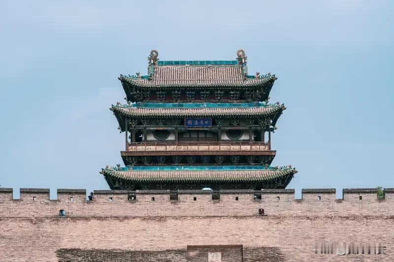 我孤苦流浪，在长安的街上，城墙的青砖如当年那样，注目着王侯与黎庶。夜光下的树影，