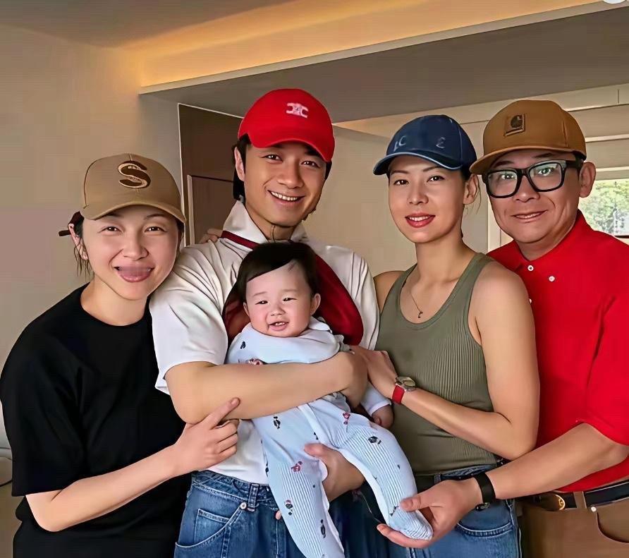 古巨基老婆太厉害了，52岁头胎、57岁二胎，产后状态完全看不出年纪。明星的身体条