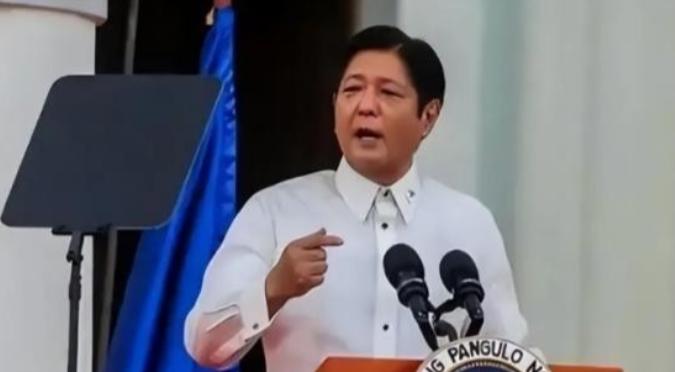 自从中国停止进口菲律宾香蕉，菲律宾香蕉协会的负责人愤怒地表示：“中国断了30万蕉